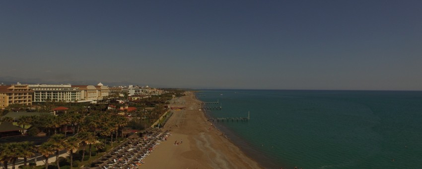 Der Strand von Bogazkent aus der Sicht eines Gleitschirmfliegers